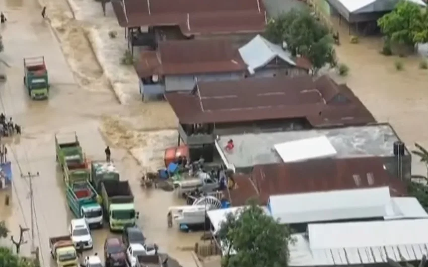  Одрони и поплави во Индонезија: Најмалку 15 лица загинаа, десетици куќи се однесени, патишта оштетени