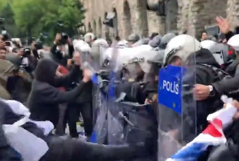 Бесни протести во Истанбул! 28 полицајци повредени со камења и палки: Уапсени над 200 лица