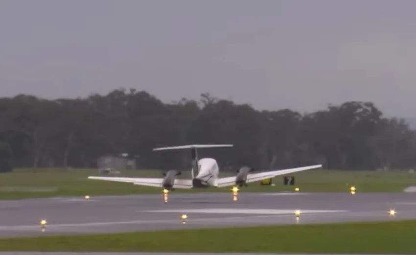  ВИДЕО Авионот слета во Австралија со повлечени тркала