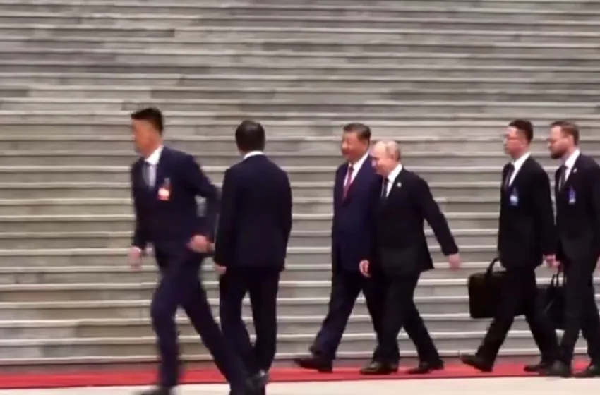  ВИДЕО Што има во мистериозните куфери покрај Путин и Си?