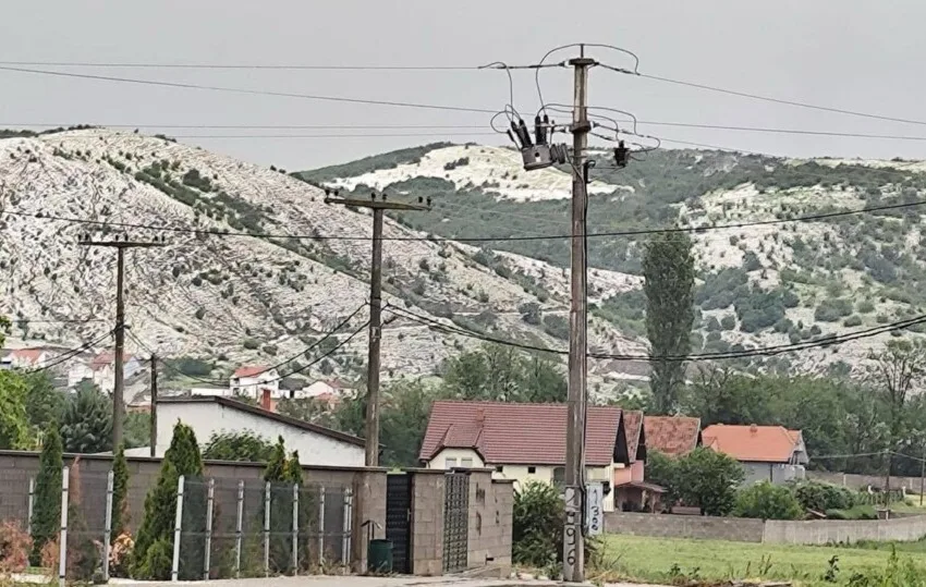 ФОТО: Улиците низ Липково цели бели, силно невреме!