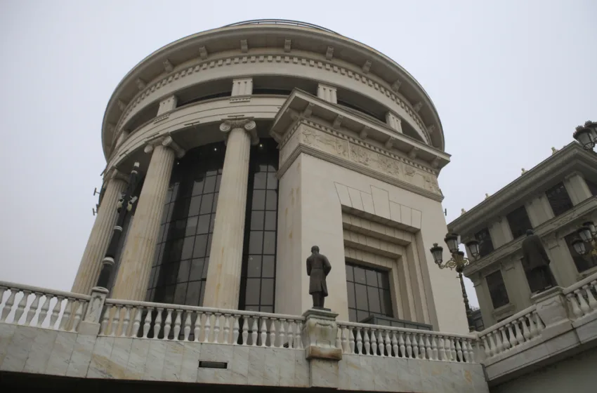 Поведена истрага против седум лица за улична продажба нa дрога во Скопје