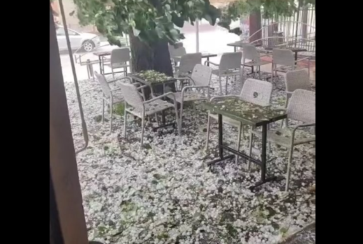  ОШТЕТЕНИ АВТОМОБИЛИ, ПОПЛАВЕНИ УЛИЦИ: Невреме зафати делови од Србија