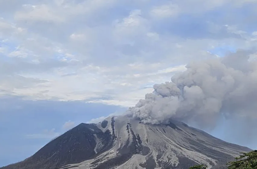  Вулканот Ибу во Индонезија двапати еруптираше исфрлајќи врела лава