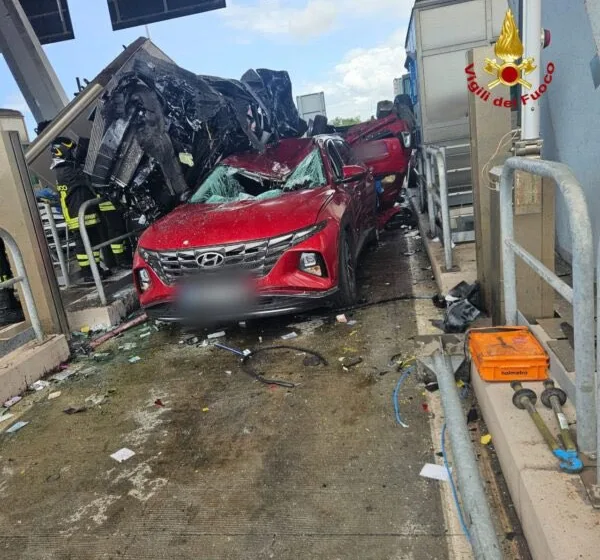СТРАШНА НЕСРЕЌА НА АВТОПАТ ВО ИТАЛИЈА: Автомобил се заби во патарина, две лица загинаа (ФОТО)