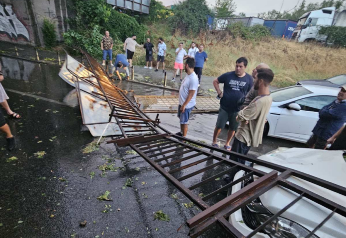  (ВИДЕО) Падна ограда од мост, блокиран влезот и излезот од Скопје