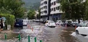  ПОСЛЕДИЦИ ОД СИЛНОТО НЕВРЕМЕ: Поплавени куќи, подруми, гаражи, улици, паднати дрва, прекини на струја и интернет