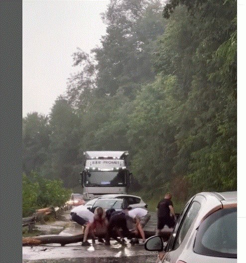  ПОПЛАВИ ВО ОБРЕНОВАЦ: Невремето создаде хаос, потпоени улици, подруми, луѓето едвај поминуваат низ вода (ВИДЕО)