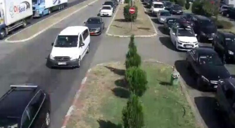  ГУЖВА НА ГРАНИЦИ: За влез и излез на Табановце и Богородица се чека половина час