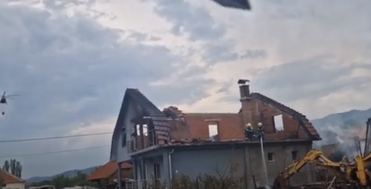  ВИДЕО: Со хеликоптер на МВР изгасен пожарот во Ново Село