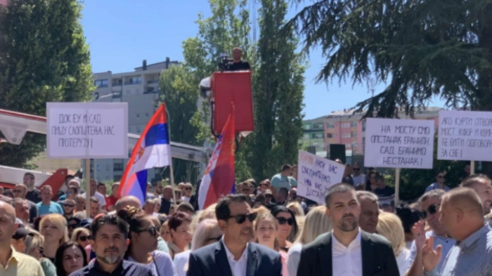  ПРОТЕСТ НА КОСОВСКИТЕ СРБИ: Не сакаат да се отвори мостот на Ибар