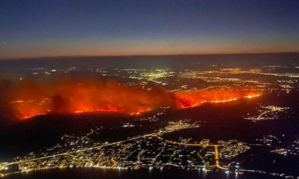  (ВИДЕО) ПОЖАРОТ ВО ГРЦИЈА ИЗГОРЕ ДЕСЕТИЦИ КУЌИ:  Пожарникарите пронашле женско тело во круг на фабрика