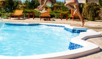  ОСУМГОДИШНО ДЕВОЈЧЕ СЕ УДАВИЛО ВО БАЗЕН НА ХАЛКИДИКИ ДОДЕКА И ДРУГИ ДЕЦА БИЛЕ ВНАТРЕ, СПАСИТЕЛОТ НЕ ЗАБЕЛЕЖАЛ? – истрагата продолжува, семејството бара одговори