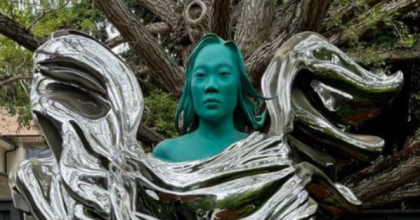  ФОТО: Необичен романтичен гест – Марк Цукерберг постави статуа со ликот на својата сопруга во дворот на нивниот дом