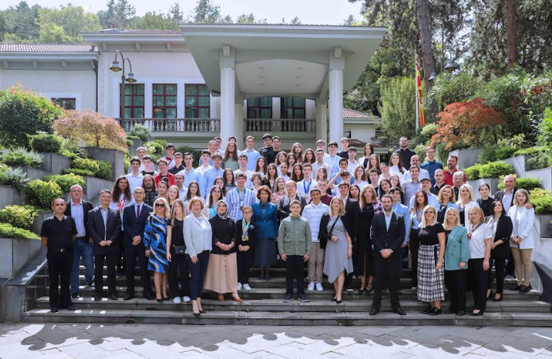  Давкова ги прими учениците-добитници на меѓународни награди и признанија во текот на 2024 година