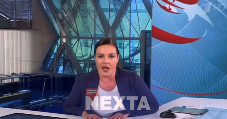 ВИДЕО Столчето на руската водителка пукна во емисија во живо, потсмевот не престанува